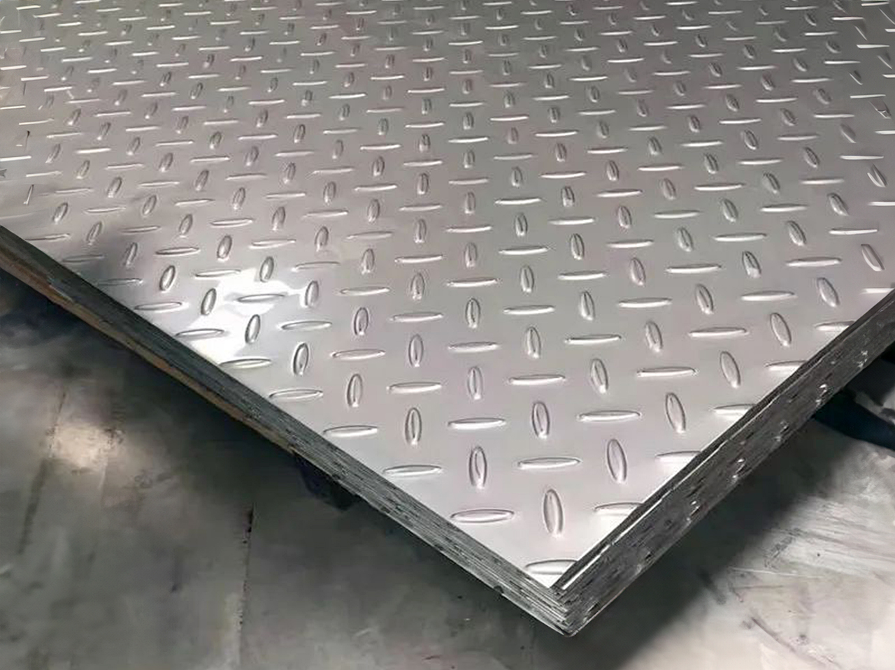 How to Choose the Right Stainless Steel Anti-Slip Sheets
