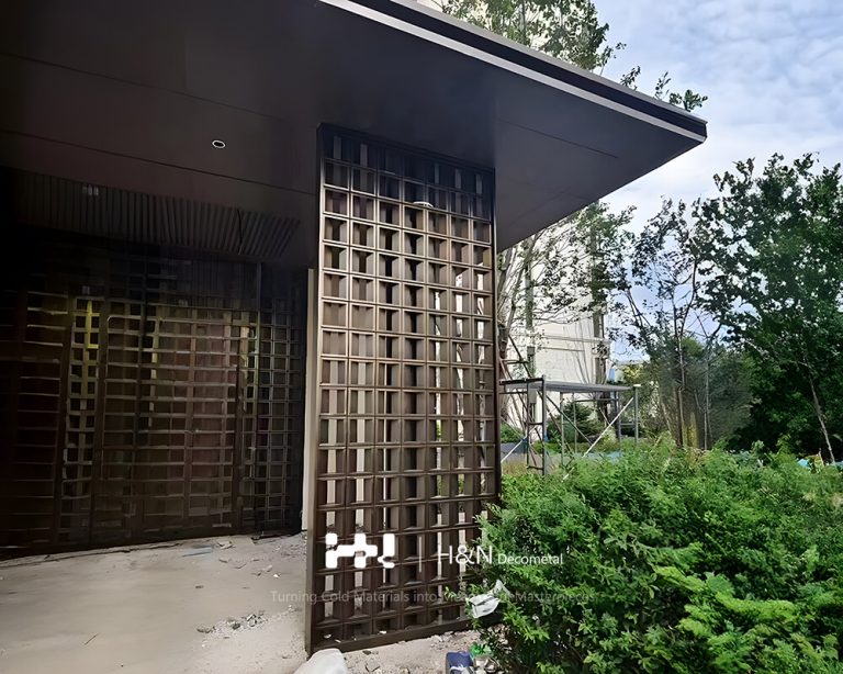 Garden fencing with metal screens