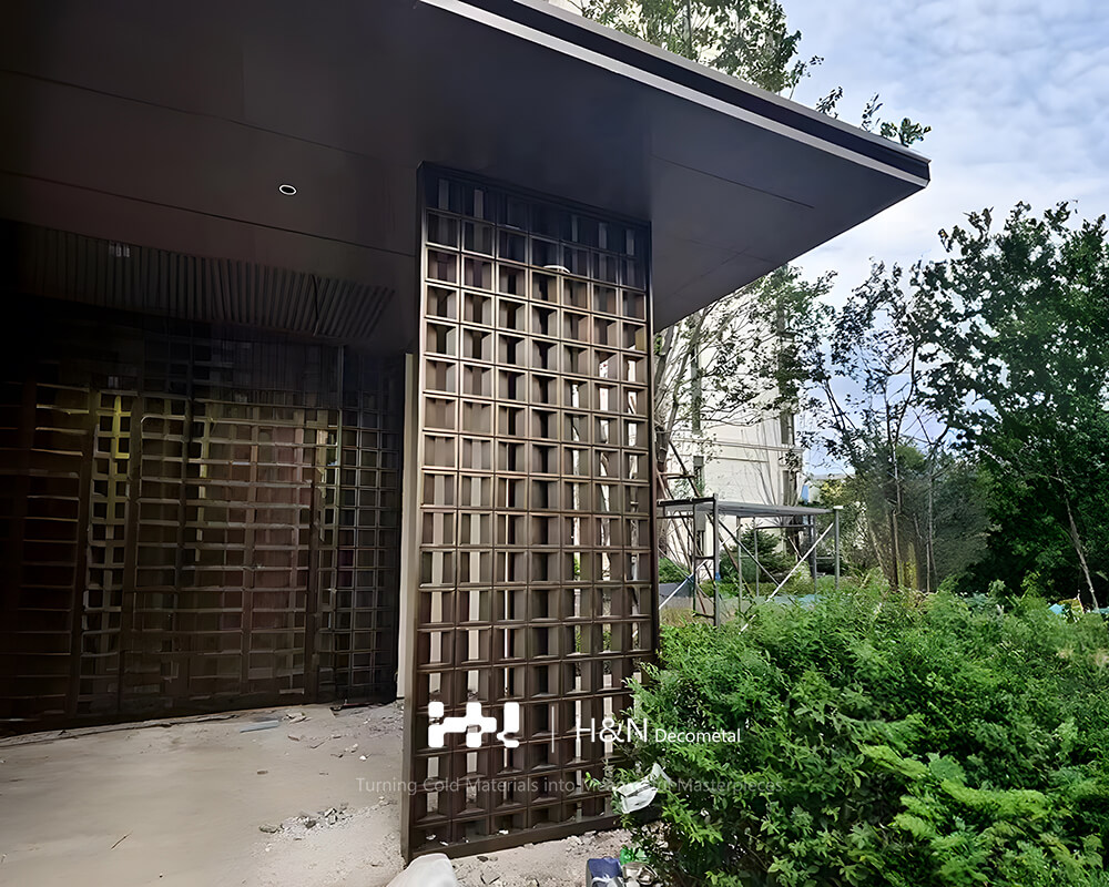 Antique Bronze Partition For Garden