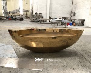 Mirrored Gold Tubular Metal Bar for Modern Decor